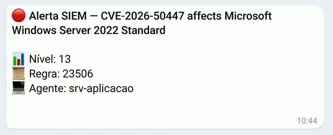 Mensagem no celular: alerta do SIEM de uma falha crítica (CVE) num servidor Windows, com o nível, a regra e a máquina.